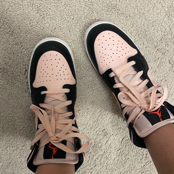 Jordan 1 mid- HOLD - Picture 2 of 7